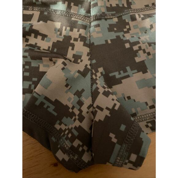 B28 #5 Hooters girl Rare Vintage Uniform Camo Tank and Shorts set Size Xxs - Picture 7 of 11